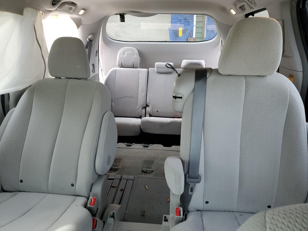 2014 Toyota Sienna - Image 10