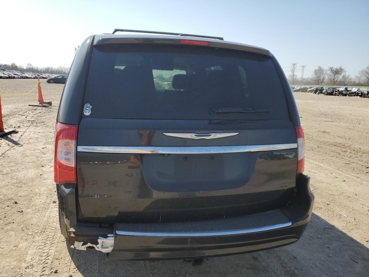 2016 Chrysler Town & Country - Image 6
