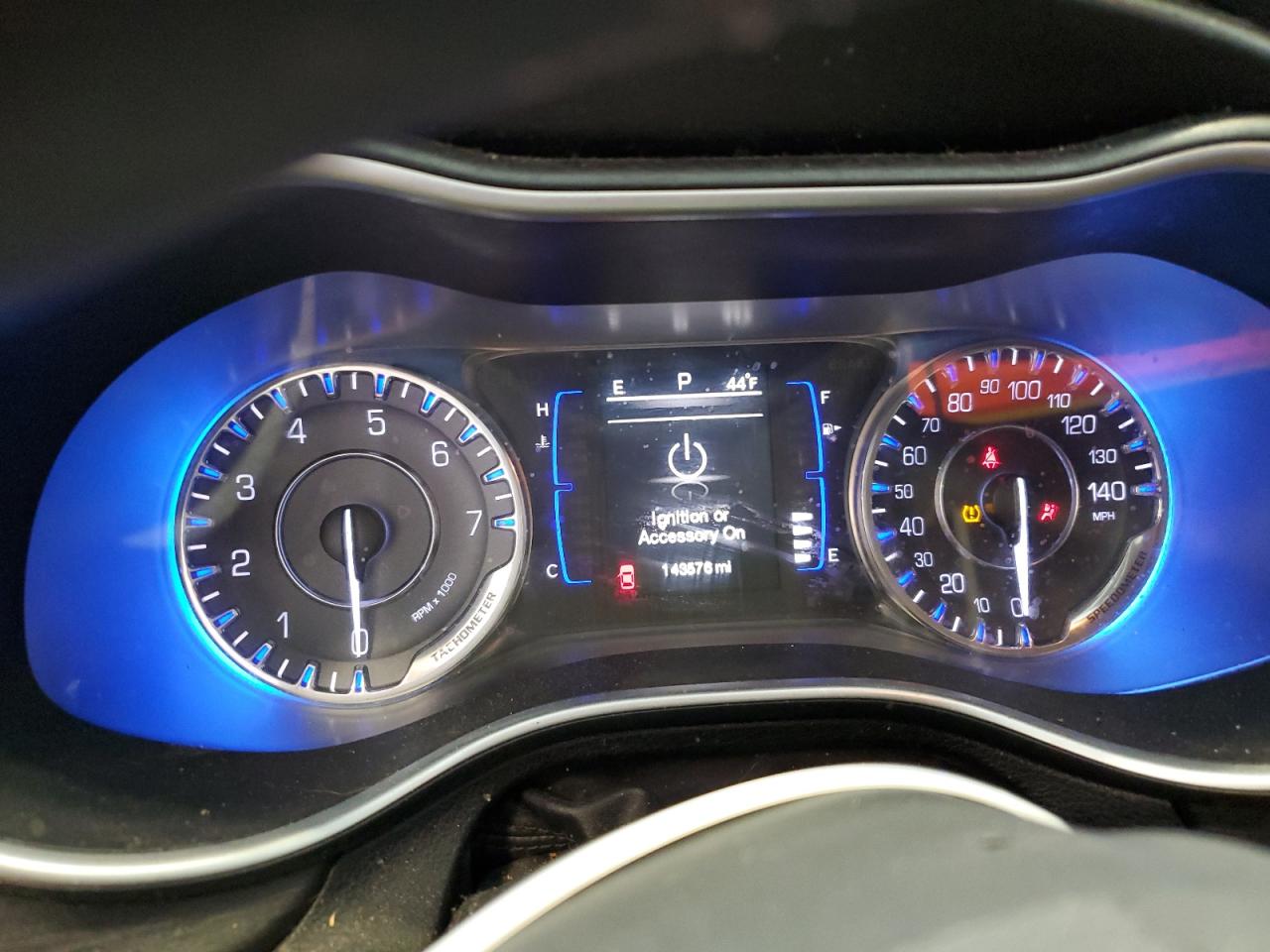 2015 Chrysler 200 - Image 9