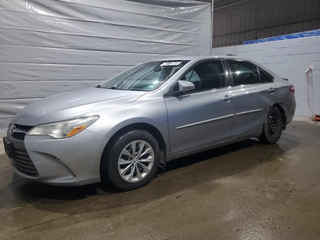 Sedans TOYOTA CAMRY 2016 Srebrny