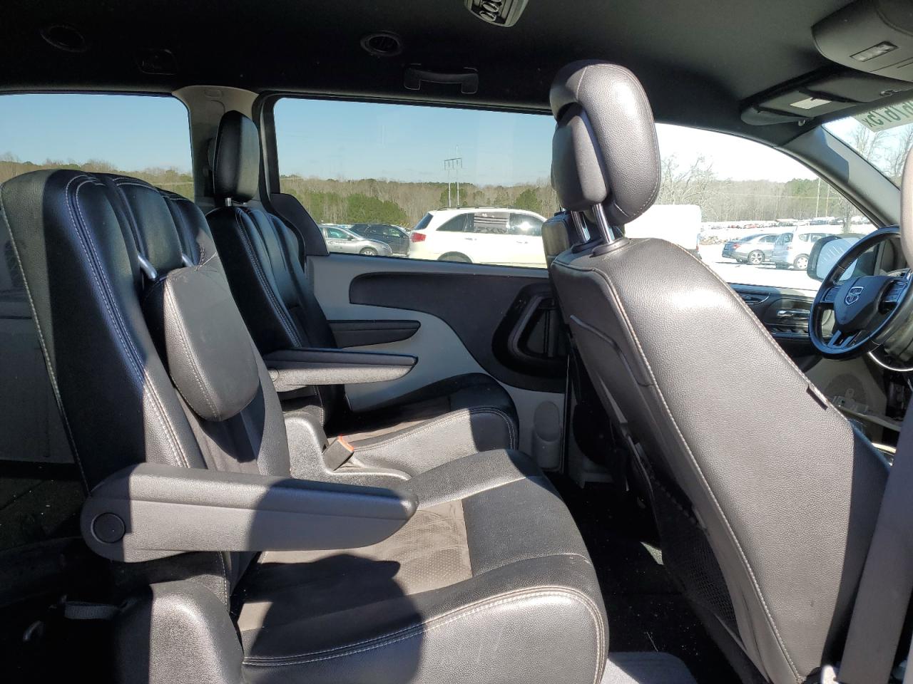 2020 Dodge Caravan - Image 11