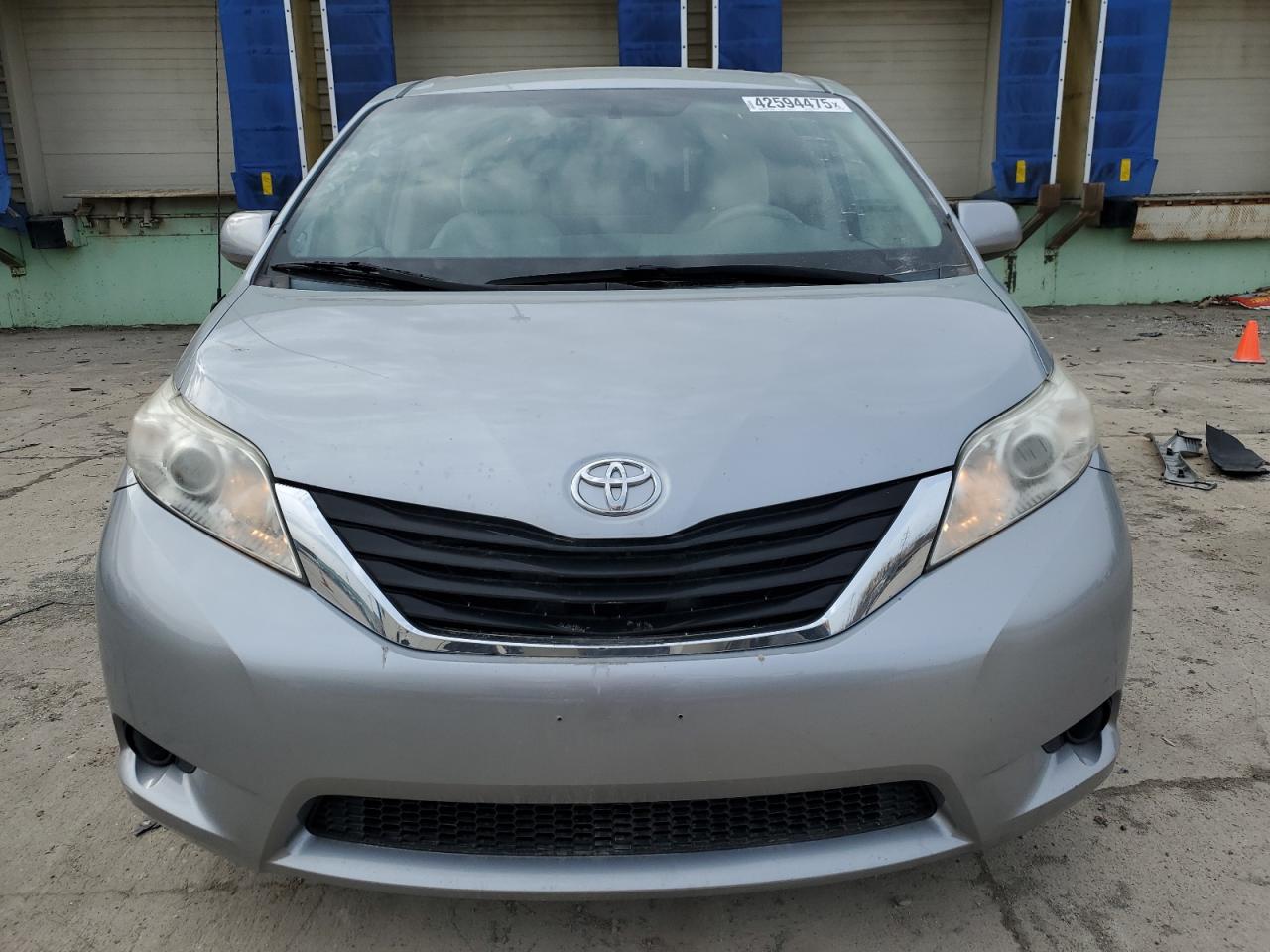 2014 Toyota Sienna - Image 5