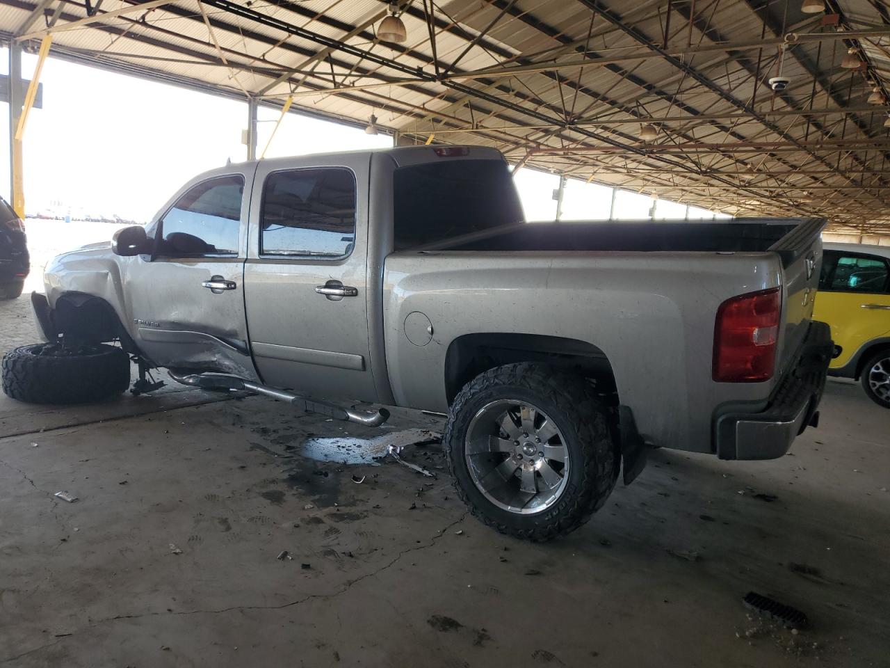 2007 Chevrolet Silverado - Image 2