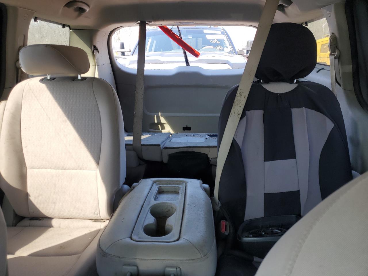 2016 Kia Sedona - Image 10
