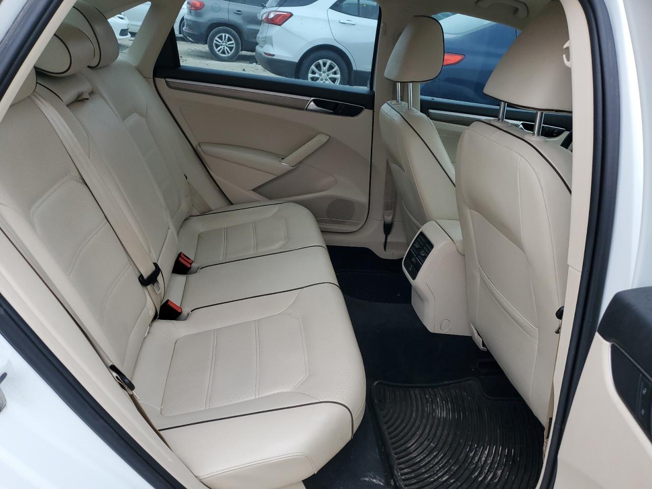 2016 Volkswagen Passat - Image 10