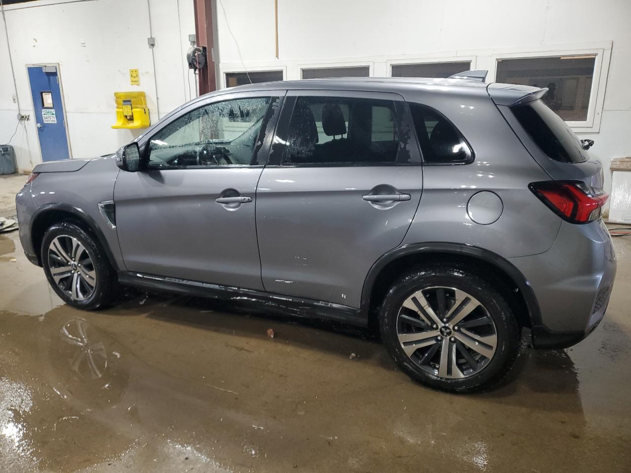 2020 Mitsubishi Outlander - Image 2