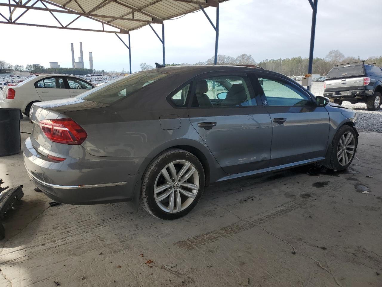 2019 Volkswagen Passat - Image 3