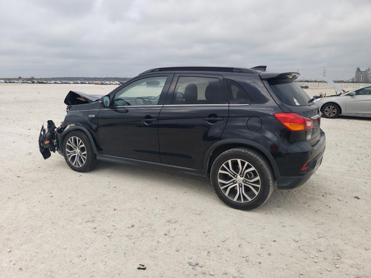2018 Mitsubishi Outlander - Image 2