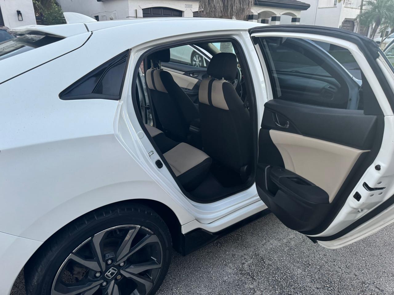 VIN: SHHFK7H40HU403525 Auction: COPART Lot: 48743185 Location: FL - MIAMI SOUTH VIN: SHHFK7H40HU403525 HONDA CIVIC 2017 WHITE Photo 6