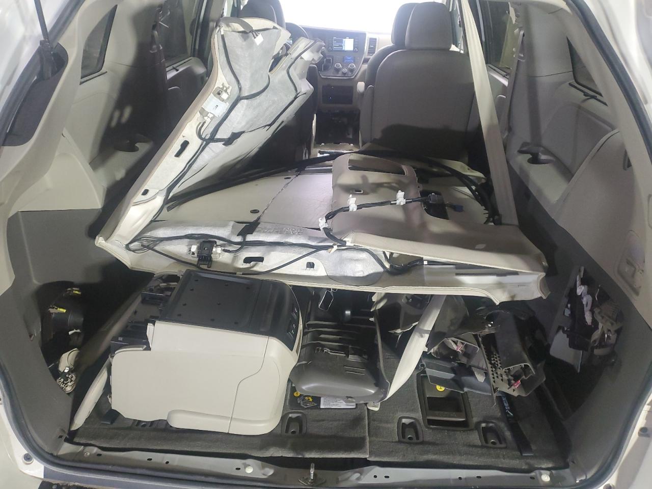 2019 Toyota Sienna - Image 13