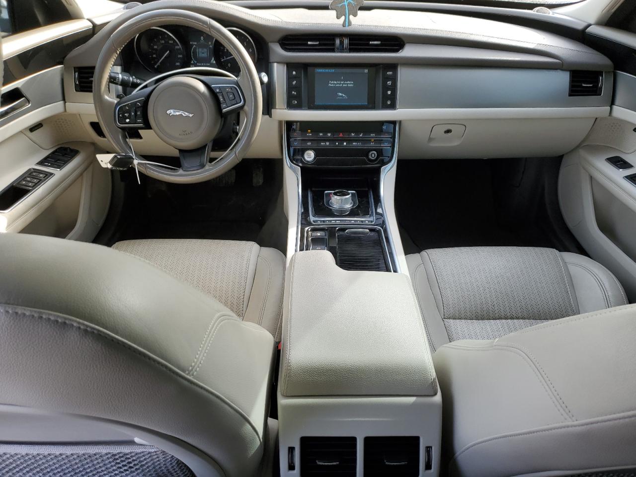 2016 Jaguar XF - Image 8