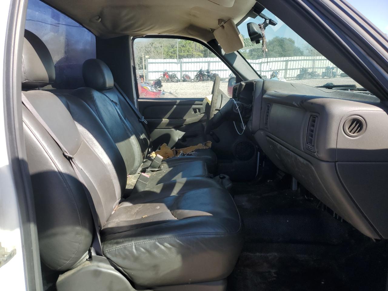 2004 Chevrolet Silverado - Image 10