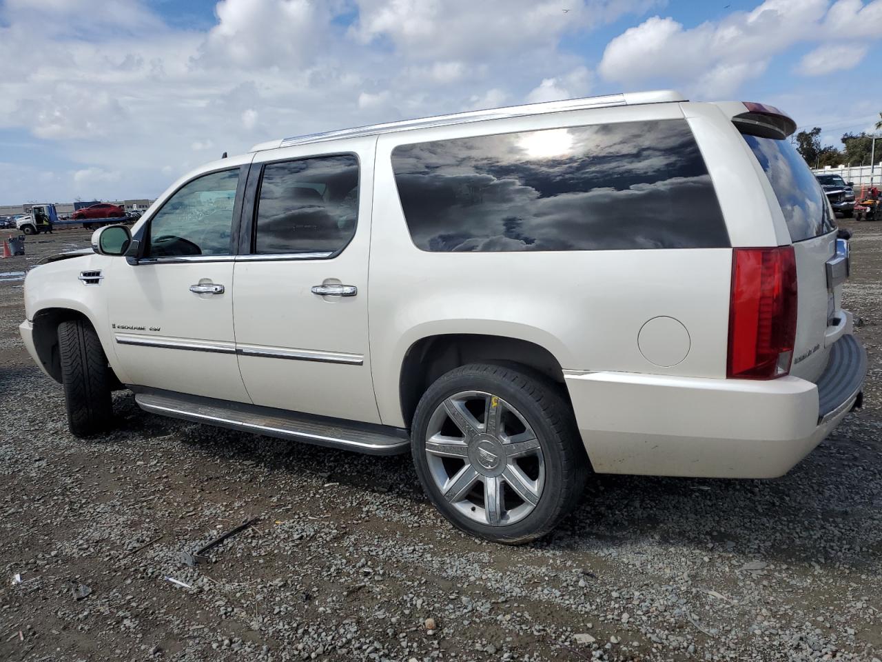 2007 Cadillac Escalade - Image 2