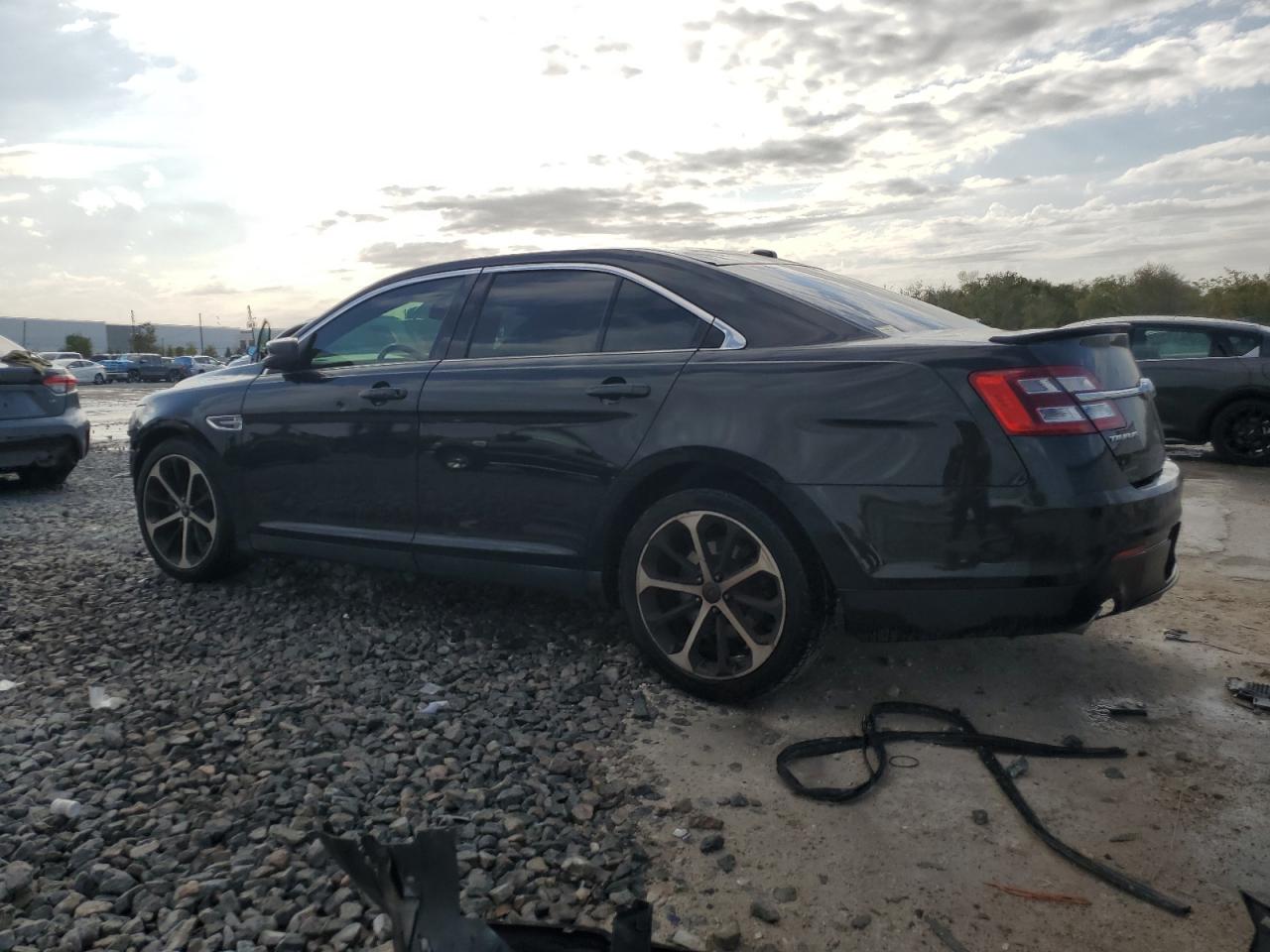 2015 Ford Taurus - Image 2