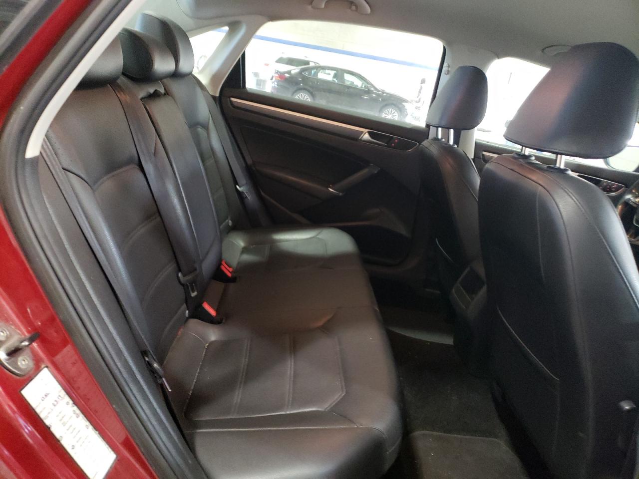 2017 Volkswagen Passat - Image 10