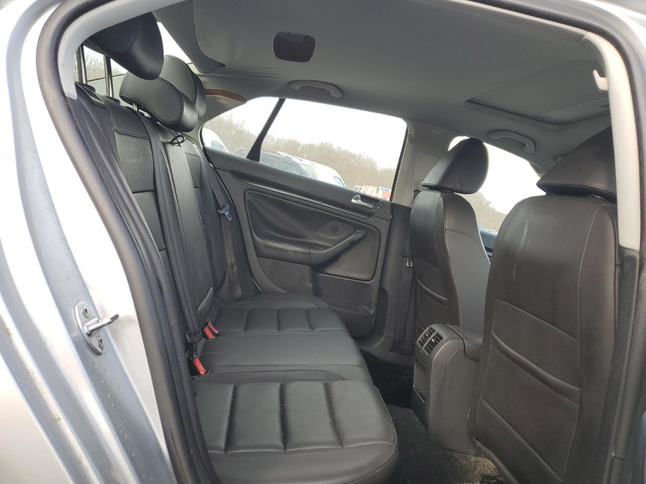 2010 Volkswagen Jetta - Image 10