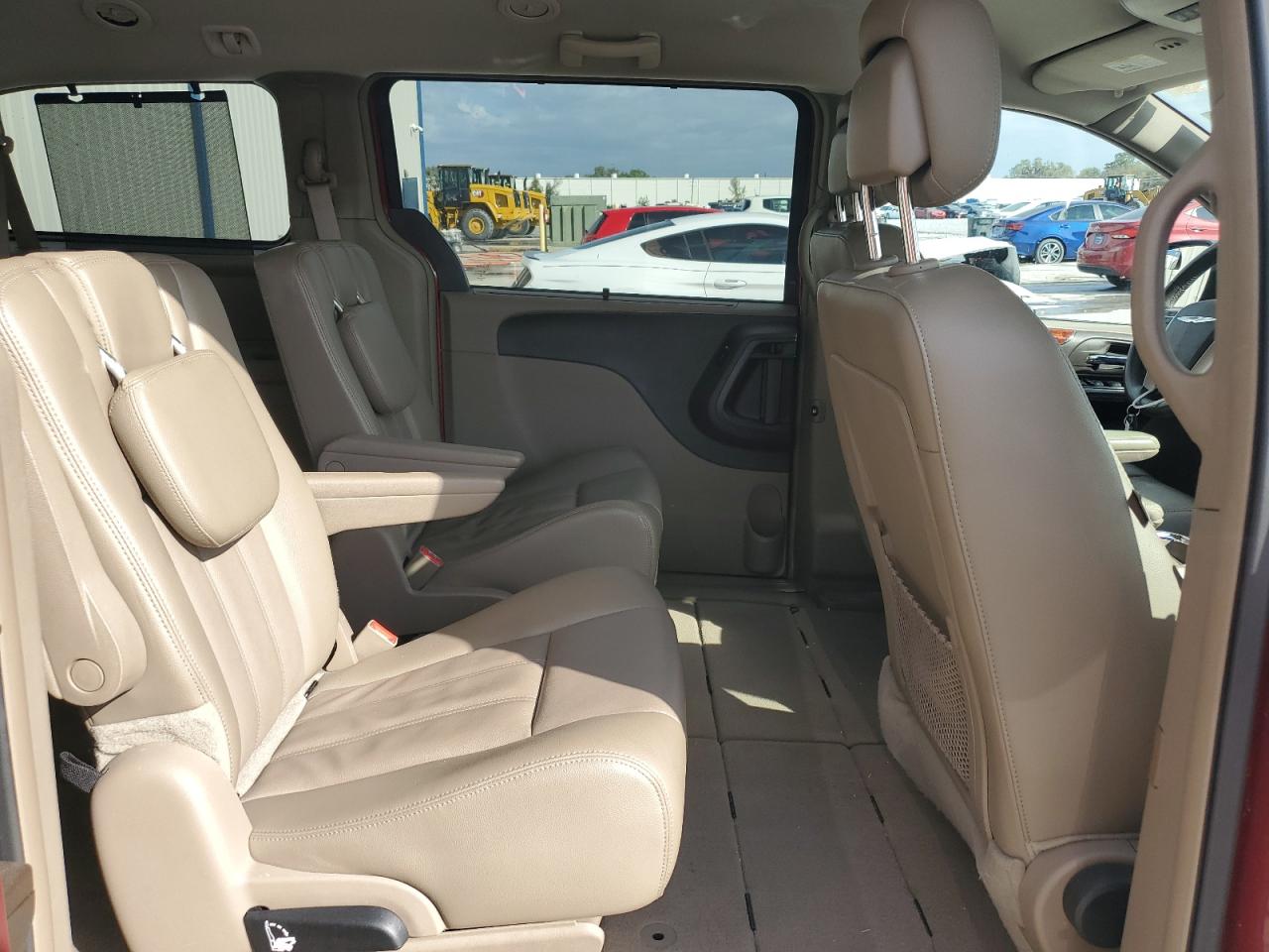 2014 Chrysler Town & Country - Image 11