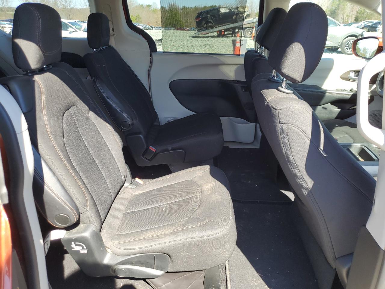 2018 Chrysler Pacifica - Image 11