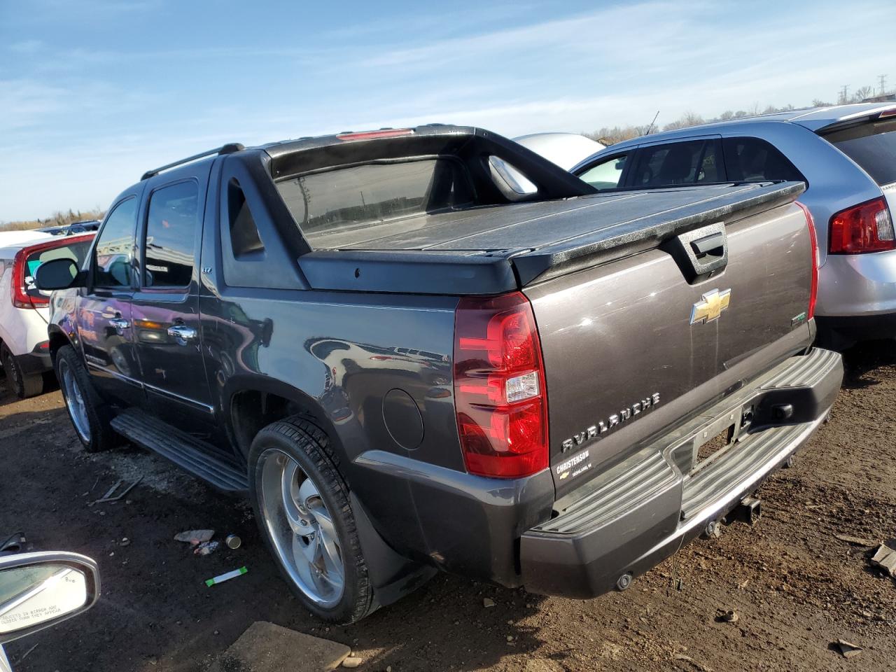 2011 Chevrolet Avalanche - Image 2