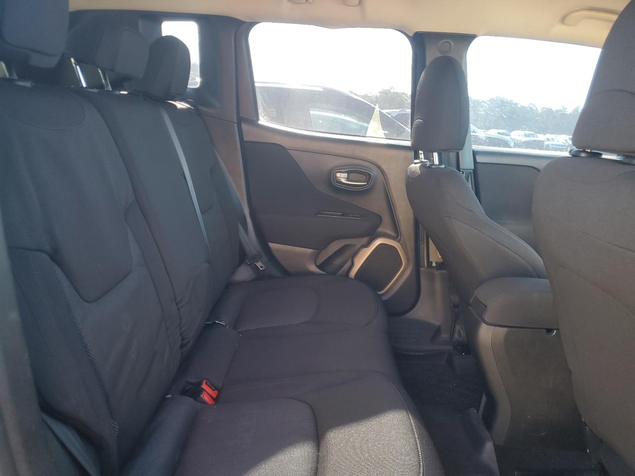 2017 Jeep Renegade - Image 11