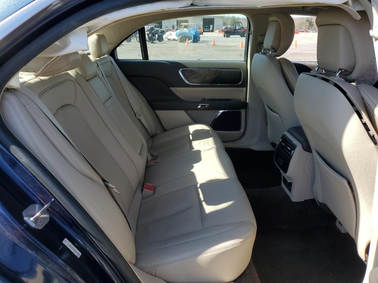 2017 Lincoln Continental - Image 11