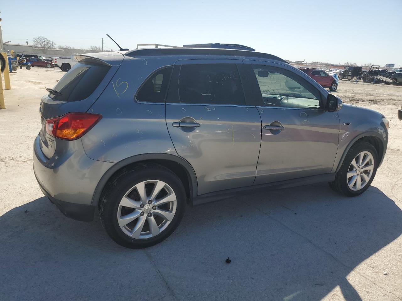 2015 Mitsubishi Outlander - Image 3