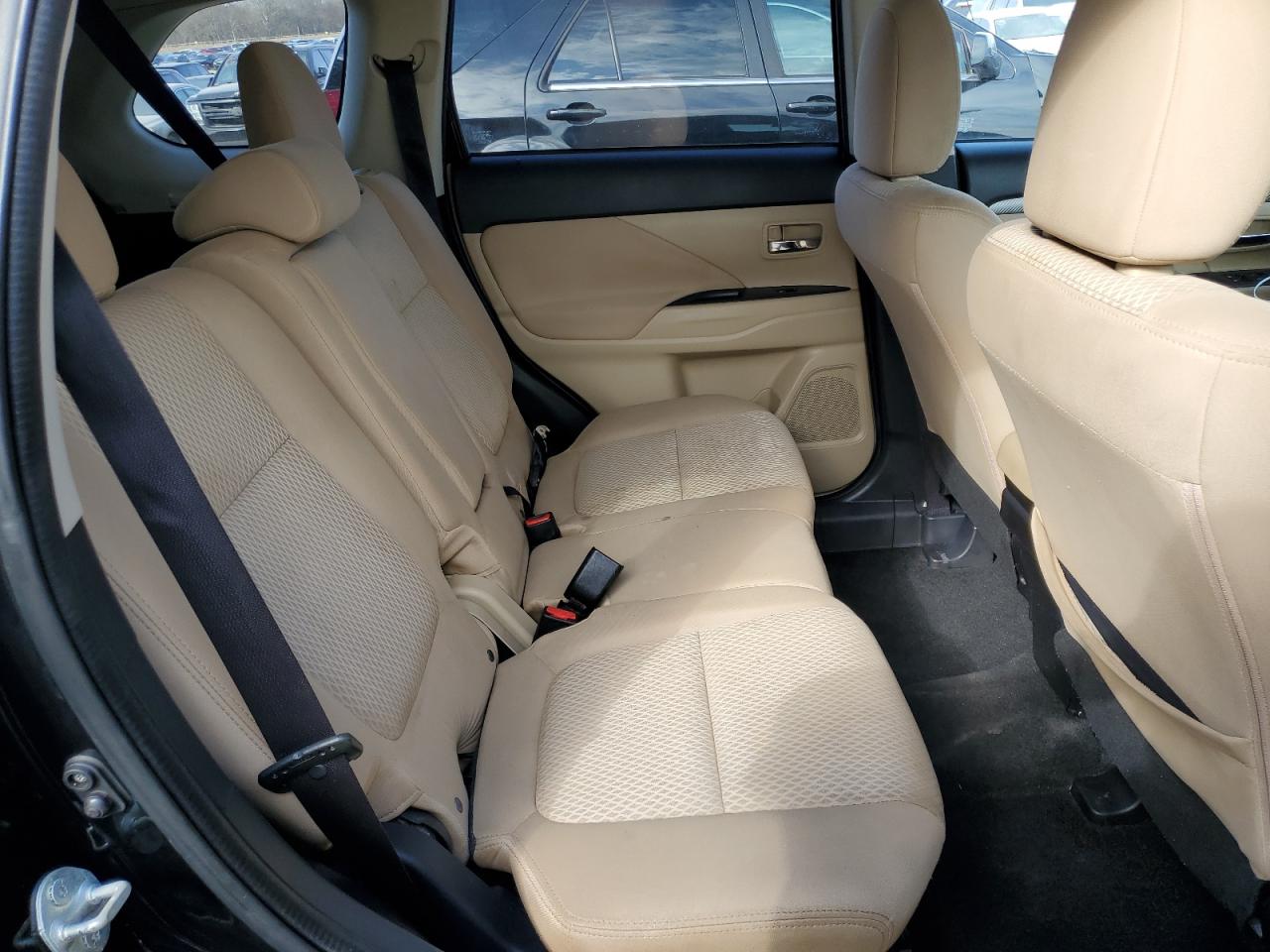 2016 Mitsubishi Outlander - Image 11