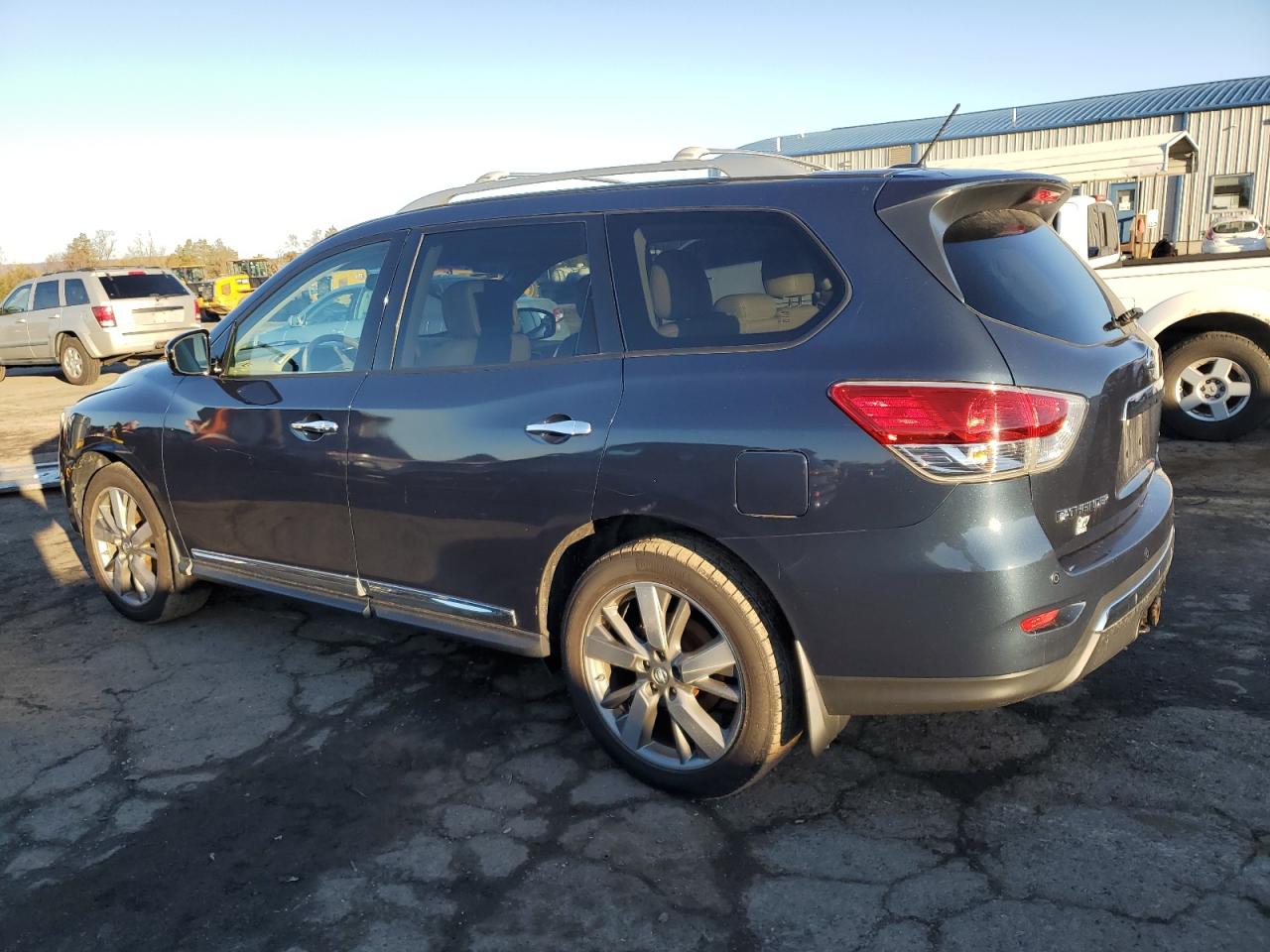 2015 Nissan Pathfinder - Image 2