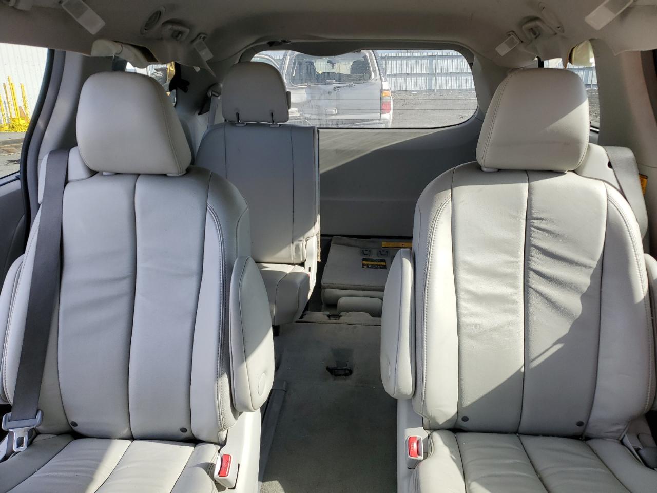 2013 Toyota Sienna - Image 10