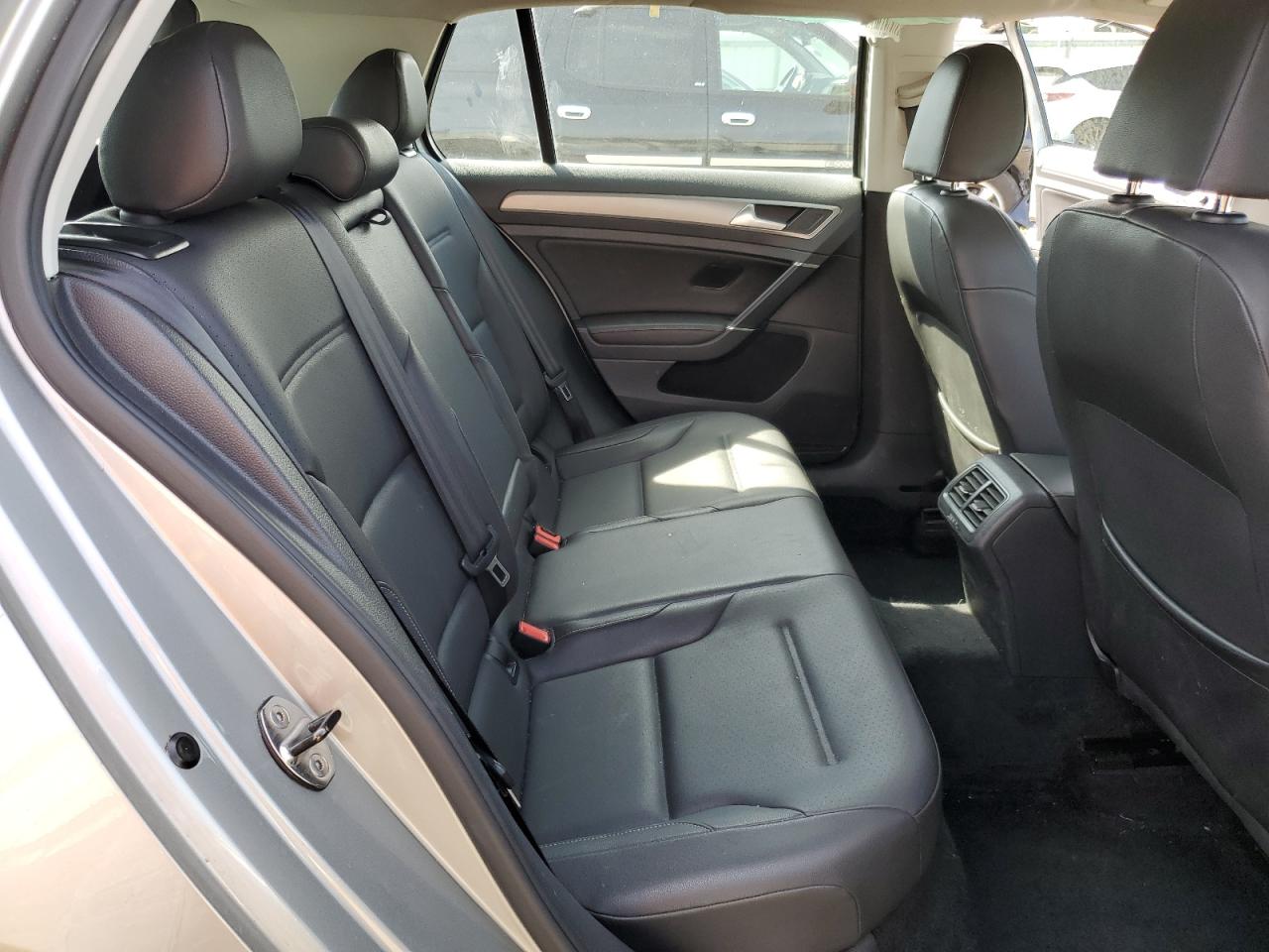 2015 Volkswagen Golf - Image 11