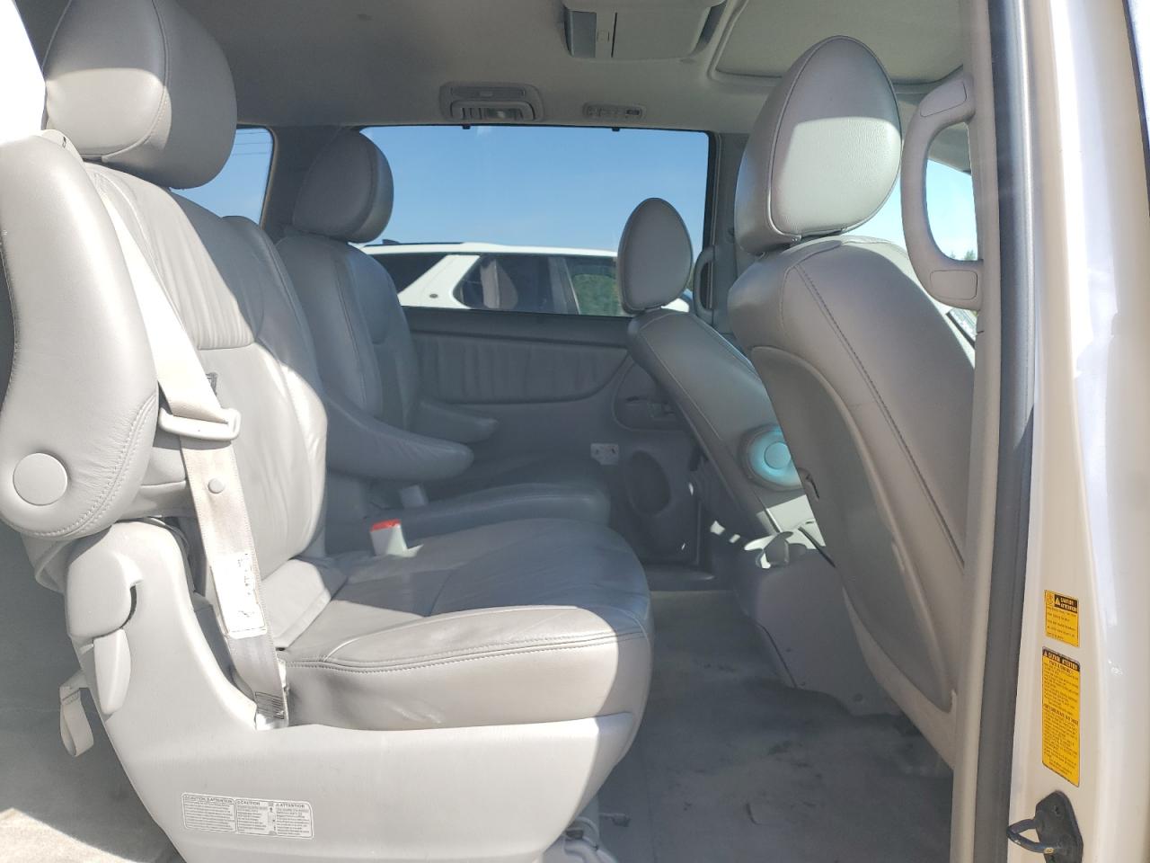 2010 Toyota Sienna - Image 11