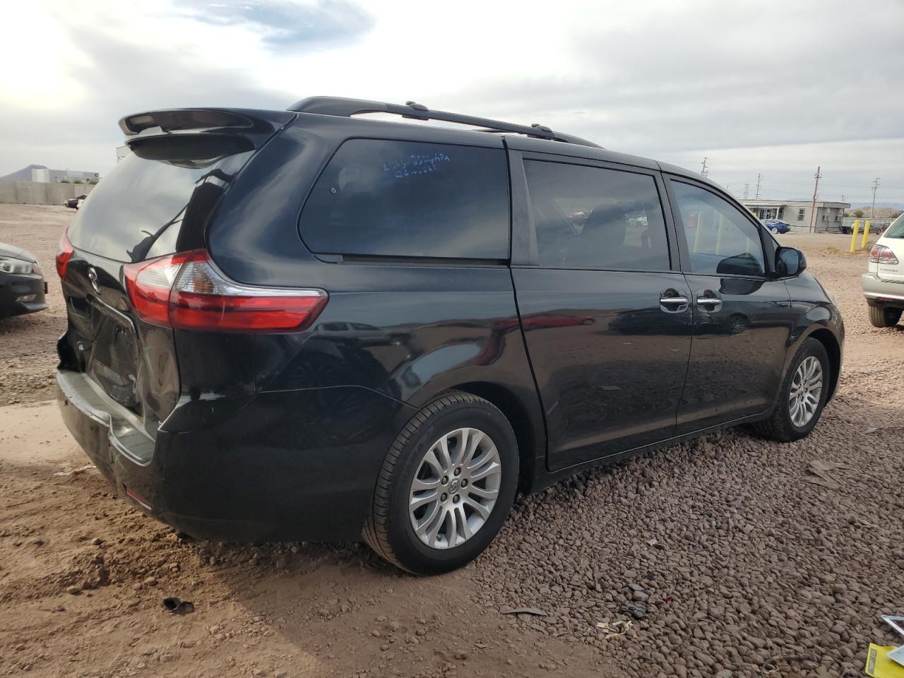 2017 Toyota Sienna - Image 3