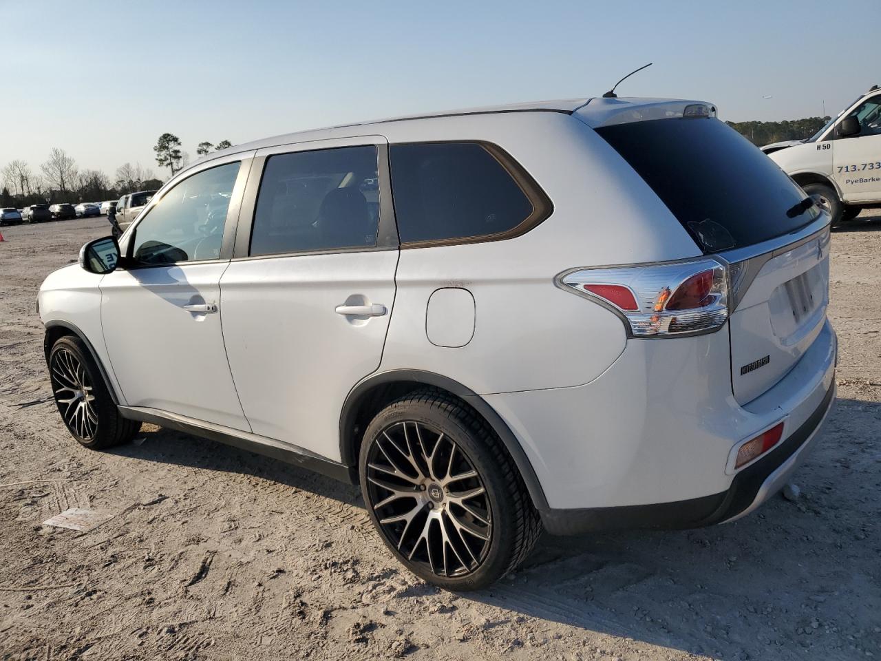 2015 Mitsubishi Outlander - Image 2