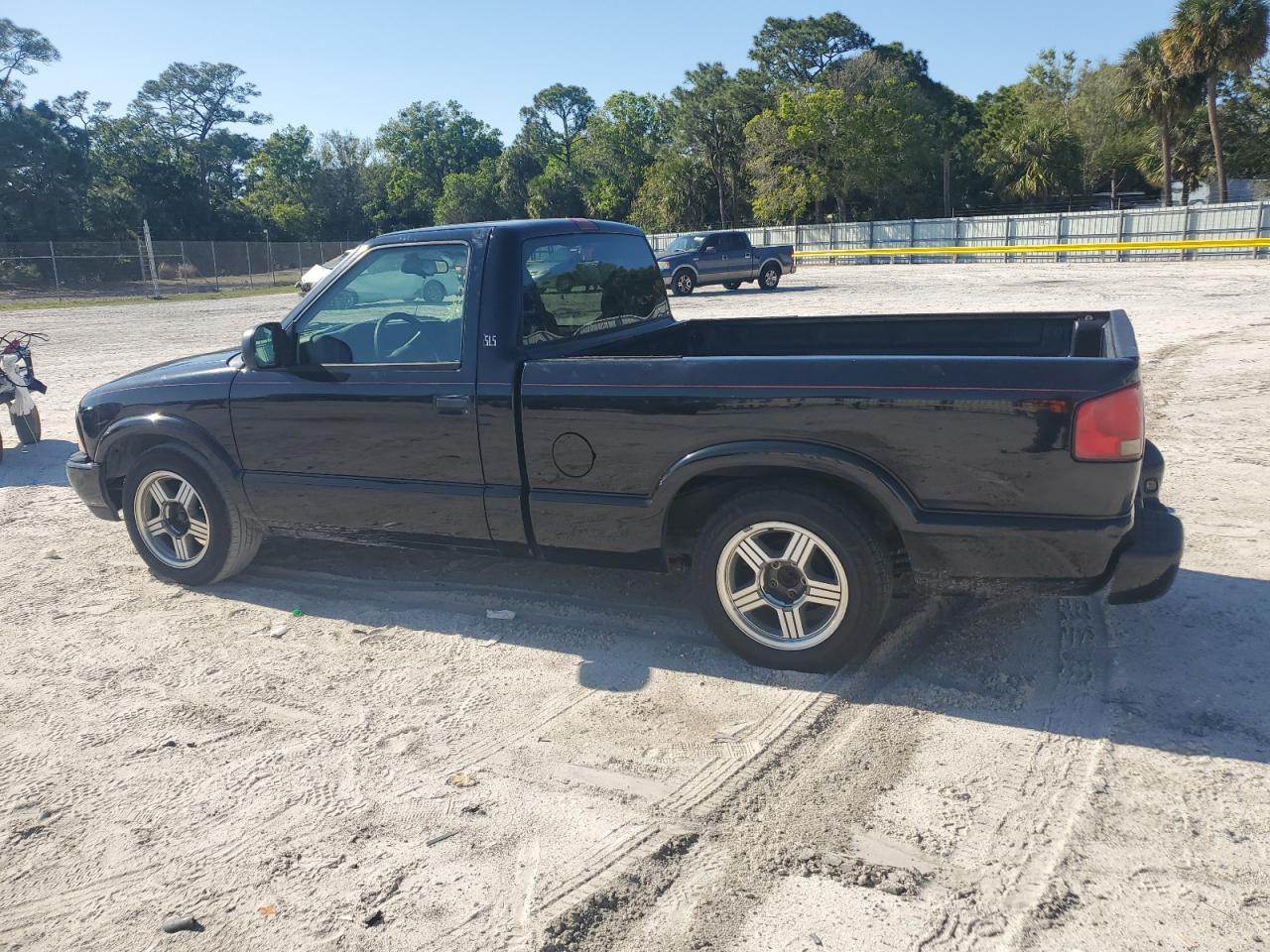 2000 GMC Sonoma - Image 2