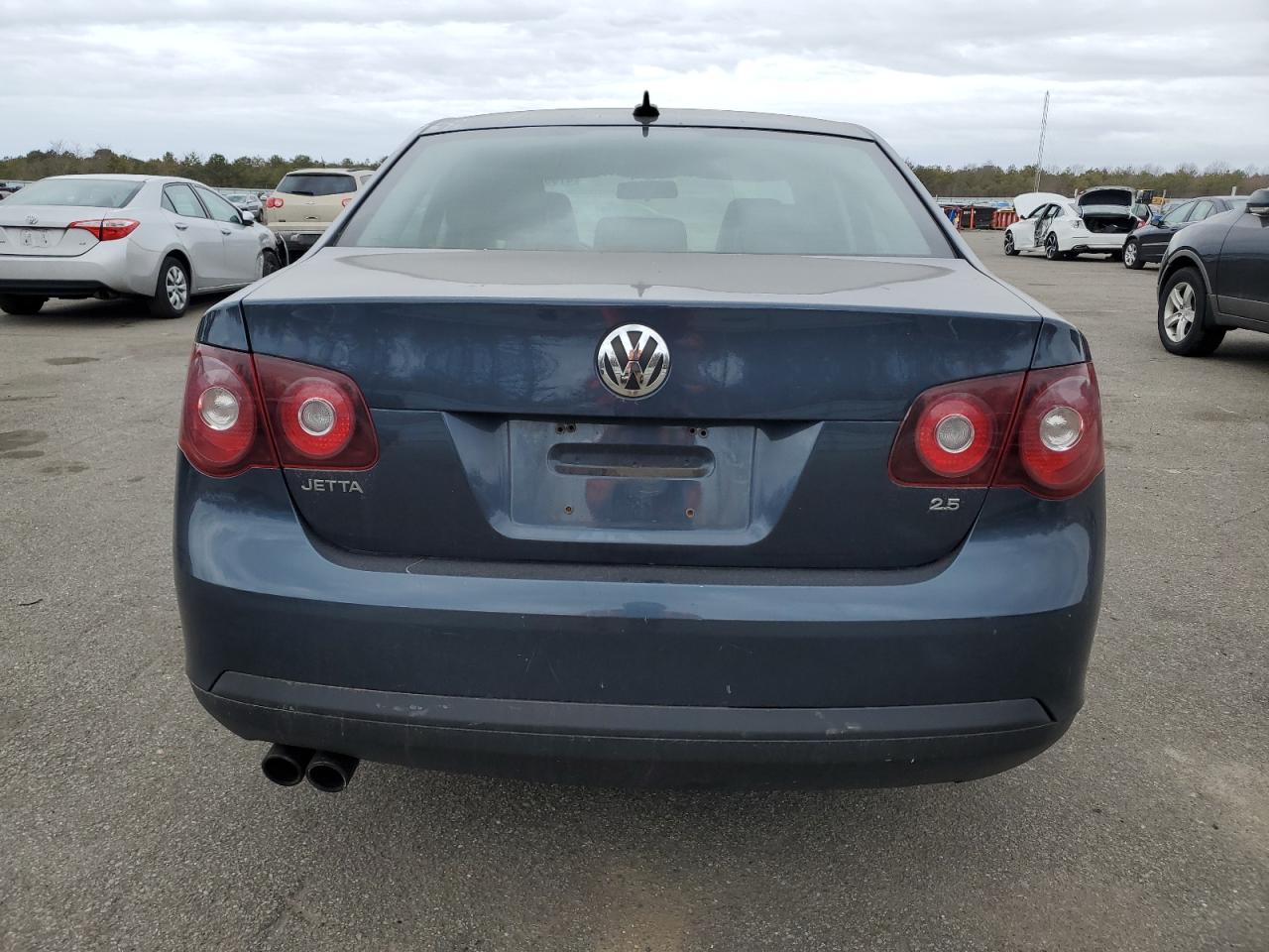 2010 Volkswagen Jetta - Image 6