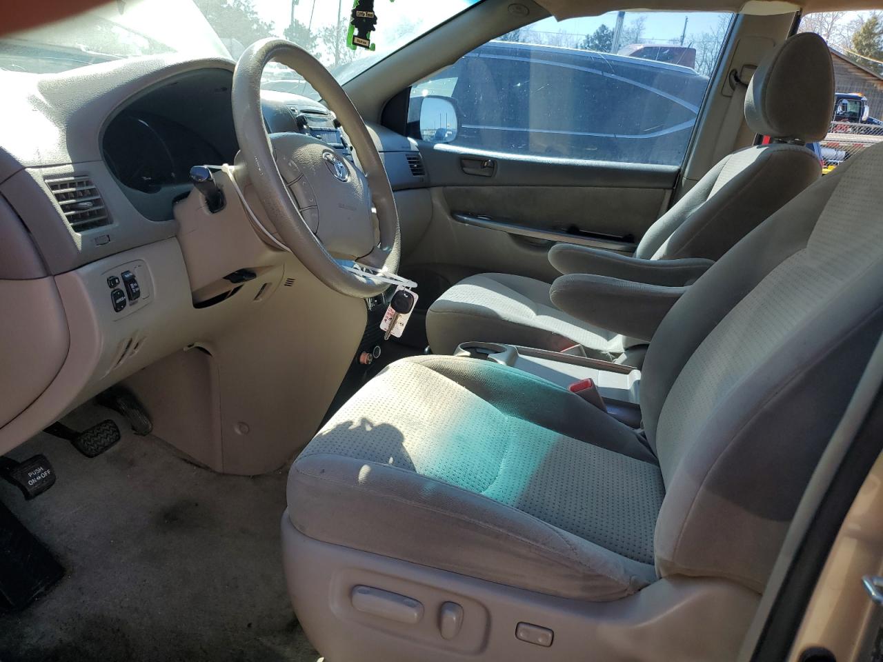 2010 Toyota Sienna - Image 7