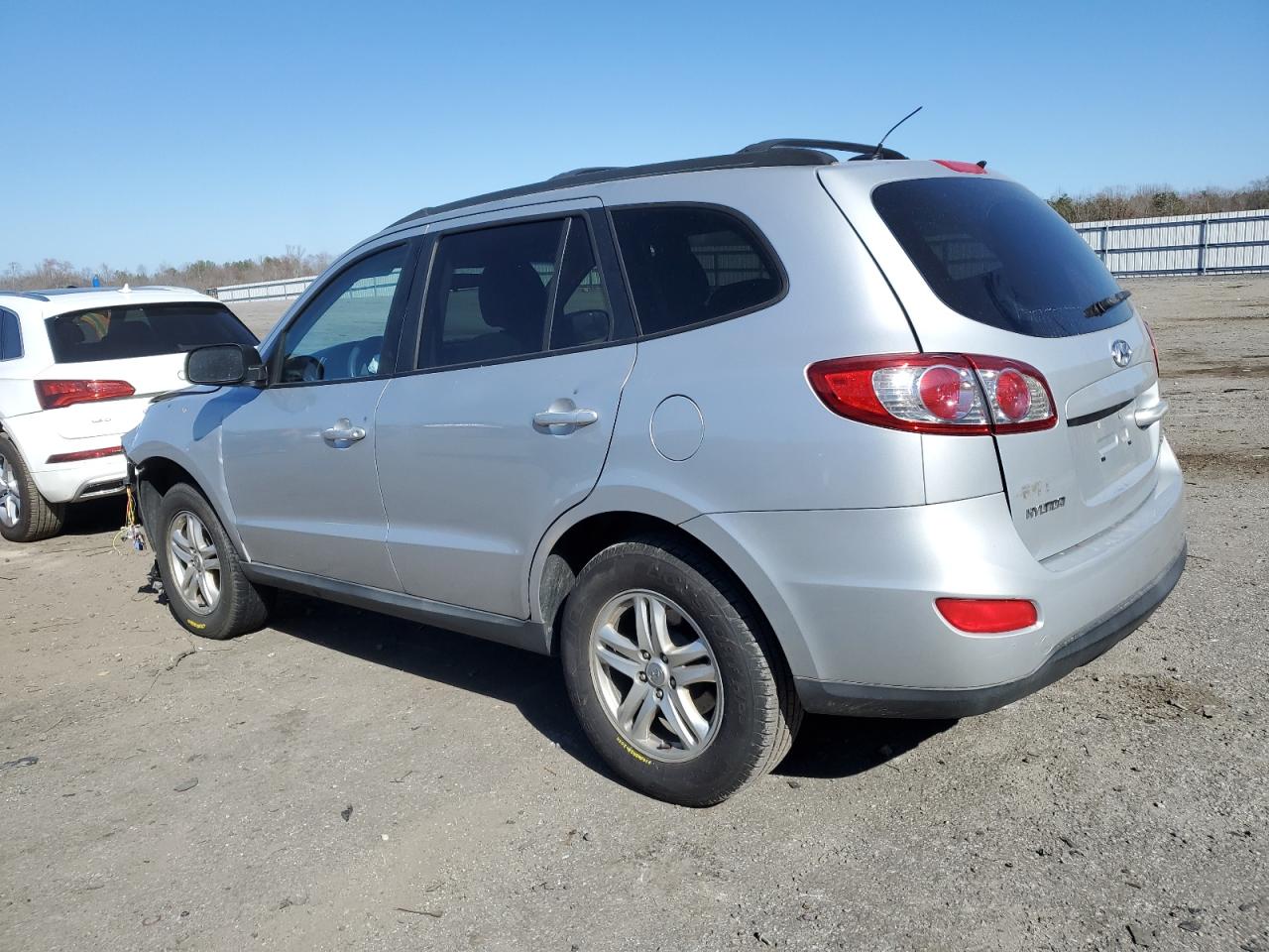 2010 Hyundai Santa Fe - Image 2