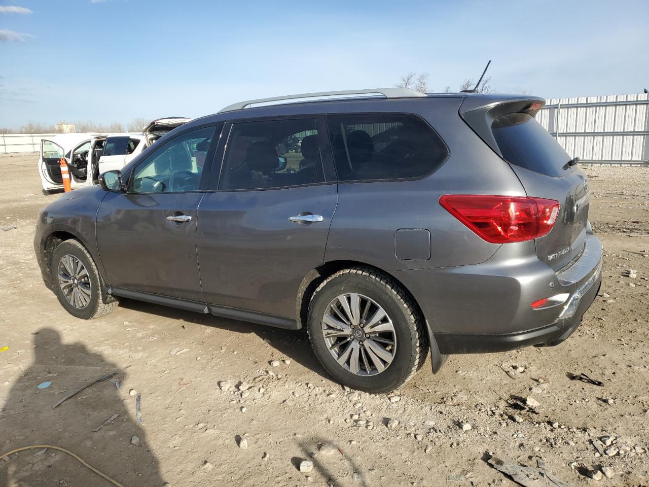 2017 Nissan Pathfinder - Image 2