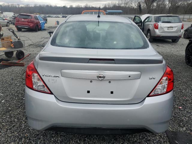  NISSAN VERSA 2017 Srebrny