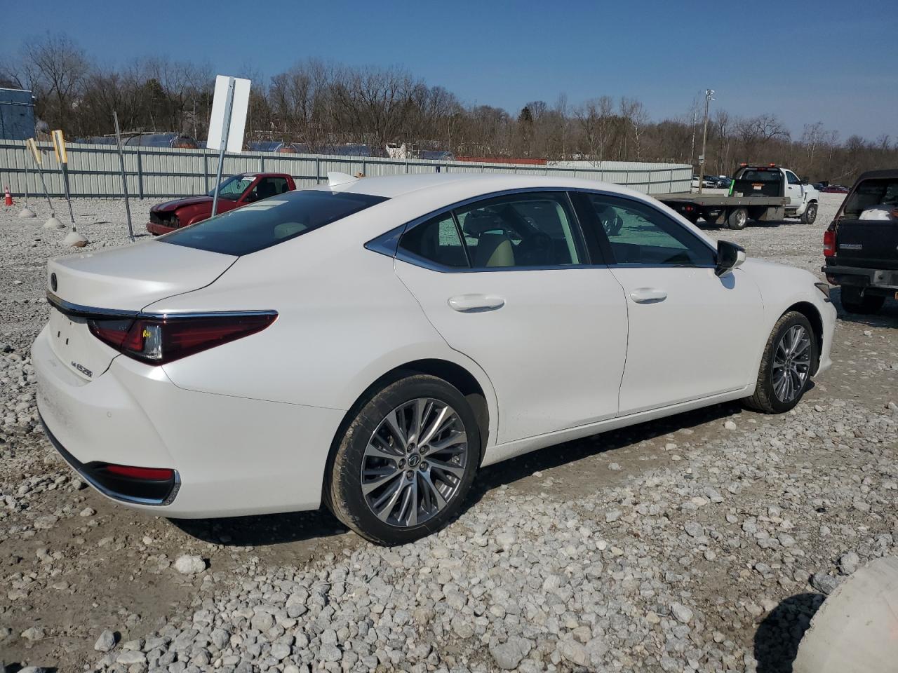 2021 Lexus ES - Image 3