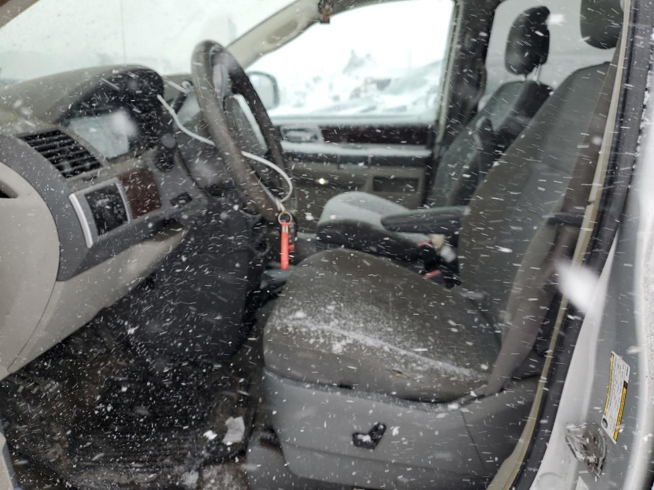 2010 Chrysler Town & Country - Image 7