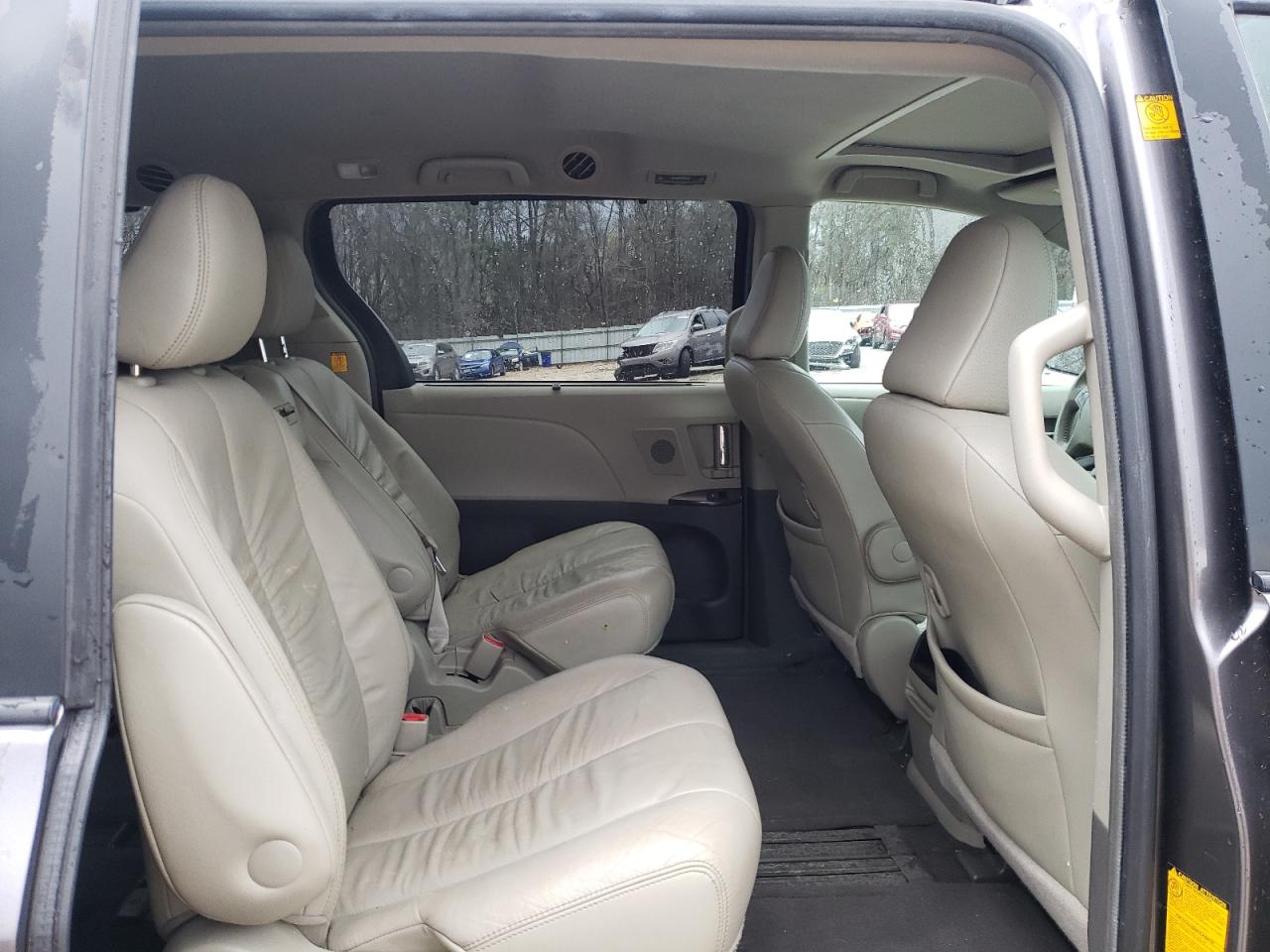 2011 Toyota Sienna - Image 11