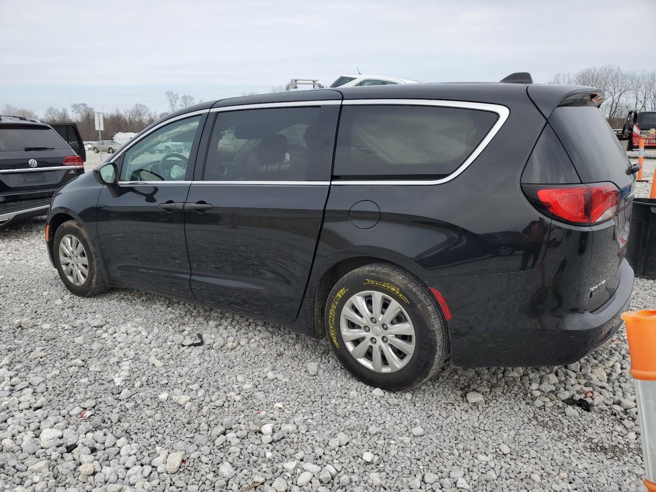 2018 Chrysler Pacifica - Image 2