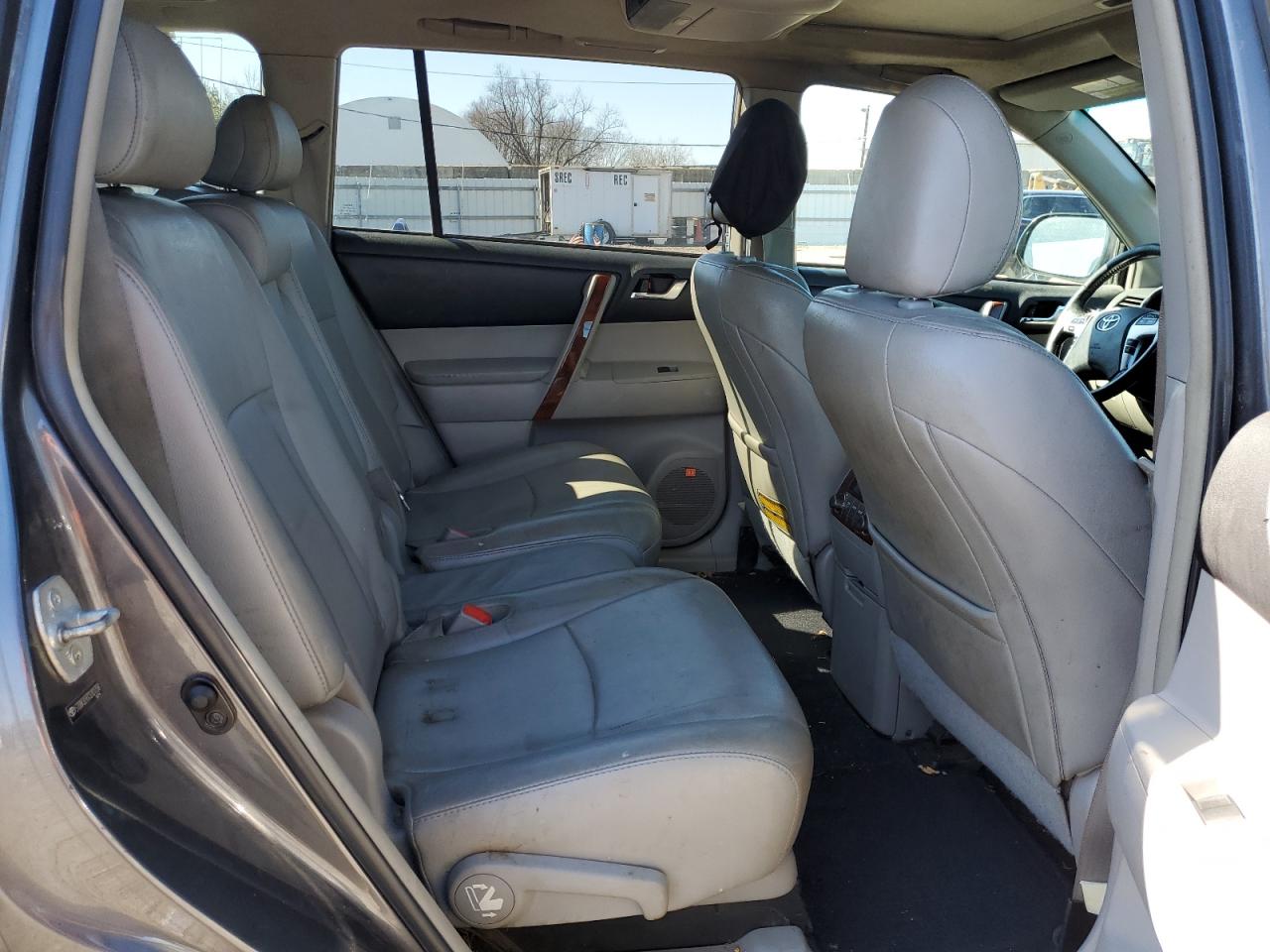 2012 Toyota Highlander - Image 11