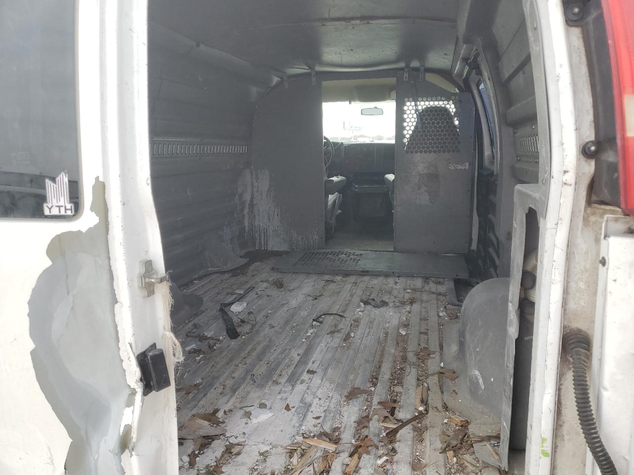 2006 Chevrolet Express - Image 10