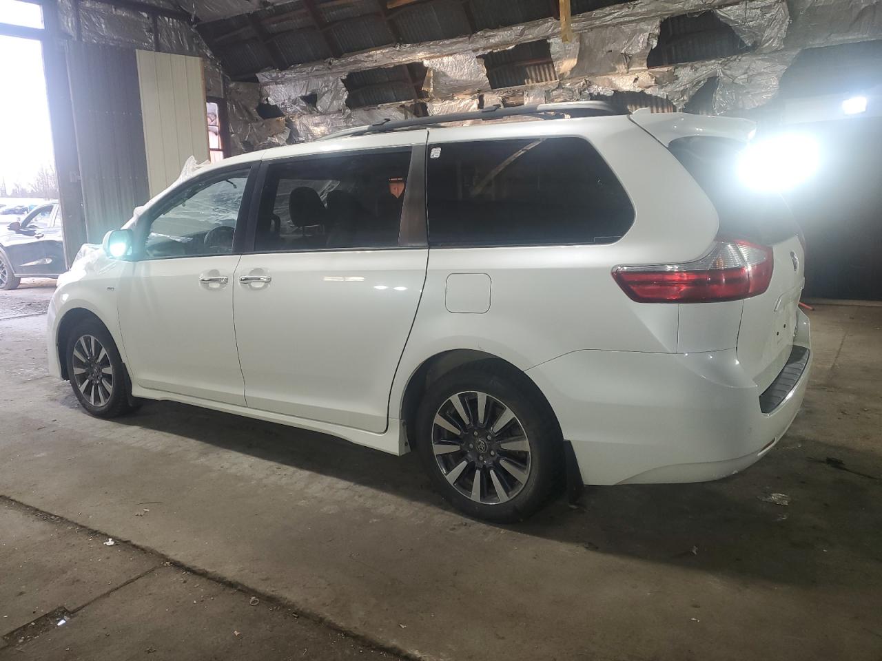 2019 Toyota Sienna - Image 2