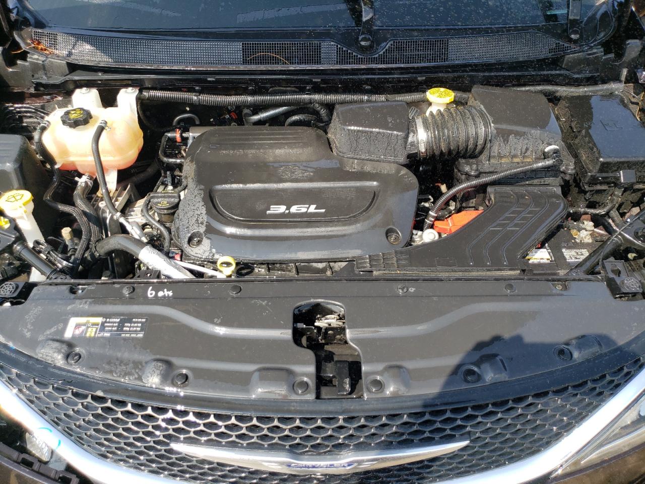 2017 Chrysler Pacifica - Image 12