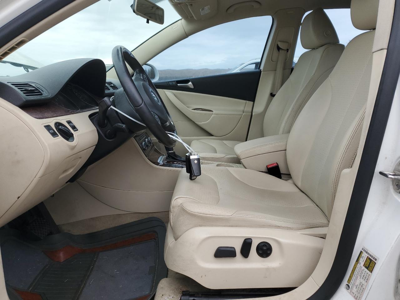 2010 Volkswagen Passat - Image 7
