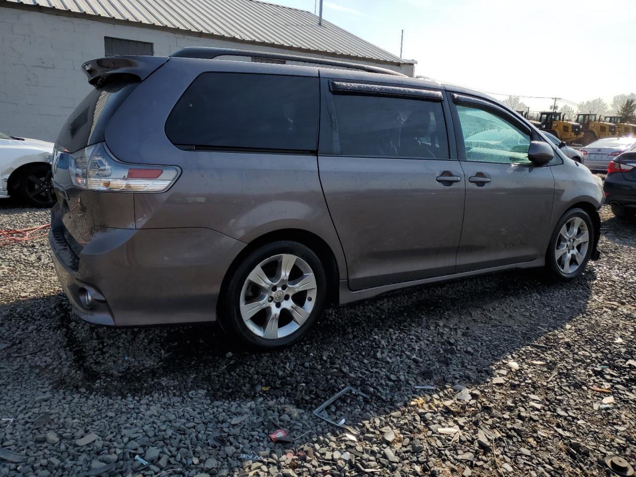 2012 Toyota Sienna - Image 3