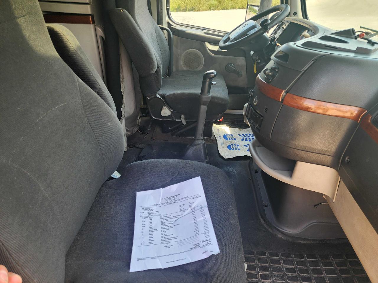 VIN: 4V4NC9EG1CN551024 VOLVO VN 2012 WHITE Photo 5